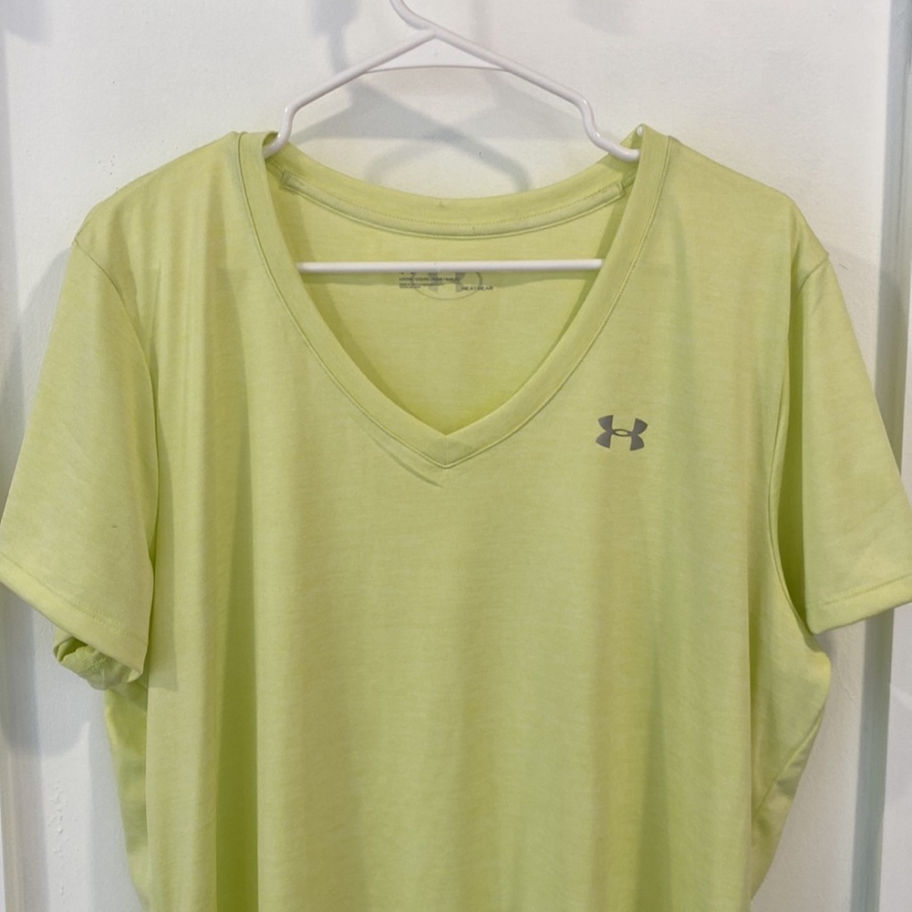 UNDER ARMOUR v-neck short sleeve plus size workout shirt - Picture 2 of 7